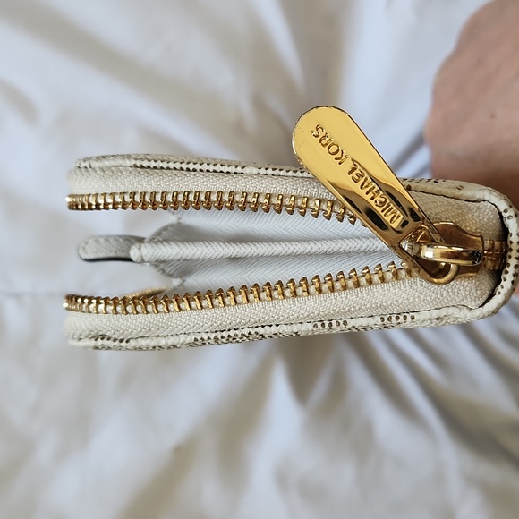 Michael kors White zip closure long wallet - Picture 5 of 8